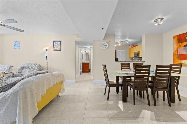 Building Photo - 609 E Sheridan St