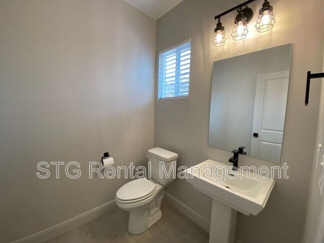 Building Photo - 840 Twin Lakes Dr