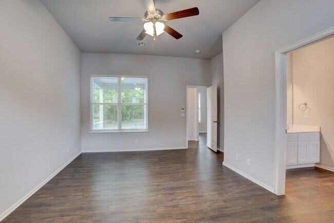 Building Photo - Unique 4/2/2 Near Downtown Tulsa!