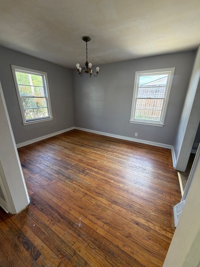 Building Photo - Large Home in Great Area