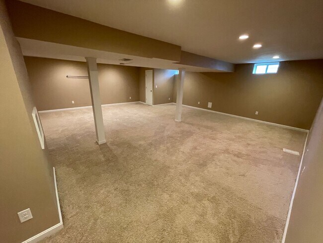 Building Photo - 321 Arlington Meadows Dr