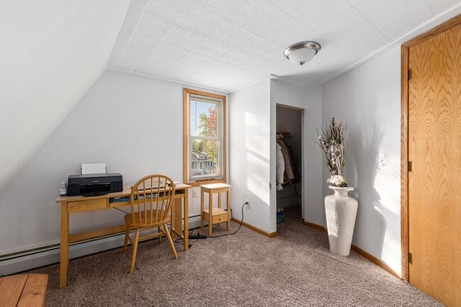 Building Photo - Cozy 3 bedroom, 1 Bathroom Home On Corner ...