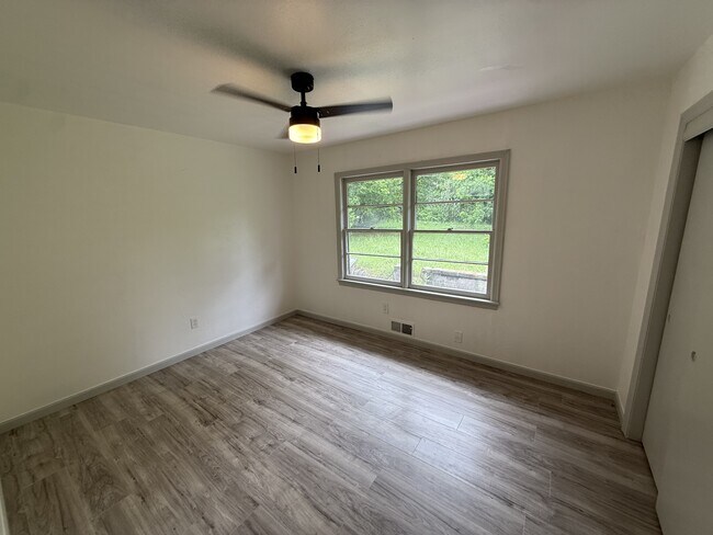 Building Photo - 136 N Crown Point Dr
