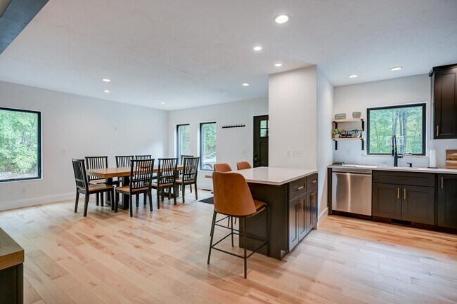Building Photo - 22 Pudding Pond Dr