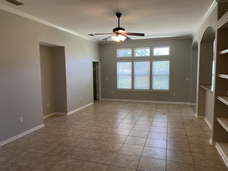 Building Photo - 313 San Rafael Dr
