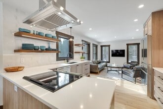 Building Photo - Luxury 3 bedoom/2.5 bathroom Home w/ Hot Tub