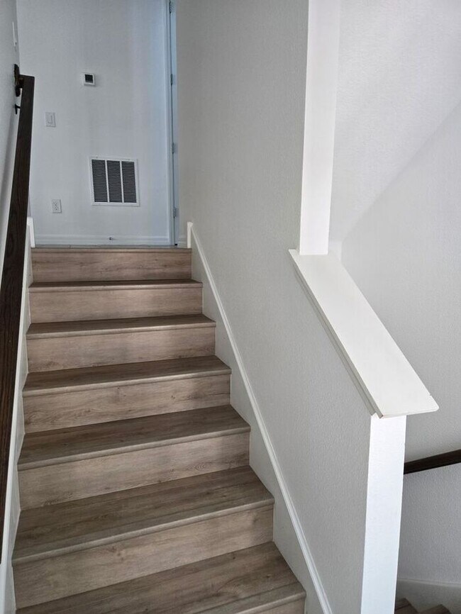 Building Photo - Stunning Three-Story Townhome, Located in the Heart of Altamonte Springs!