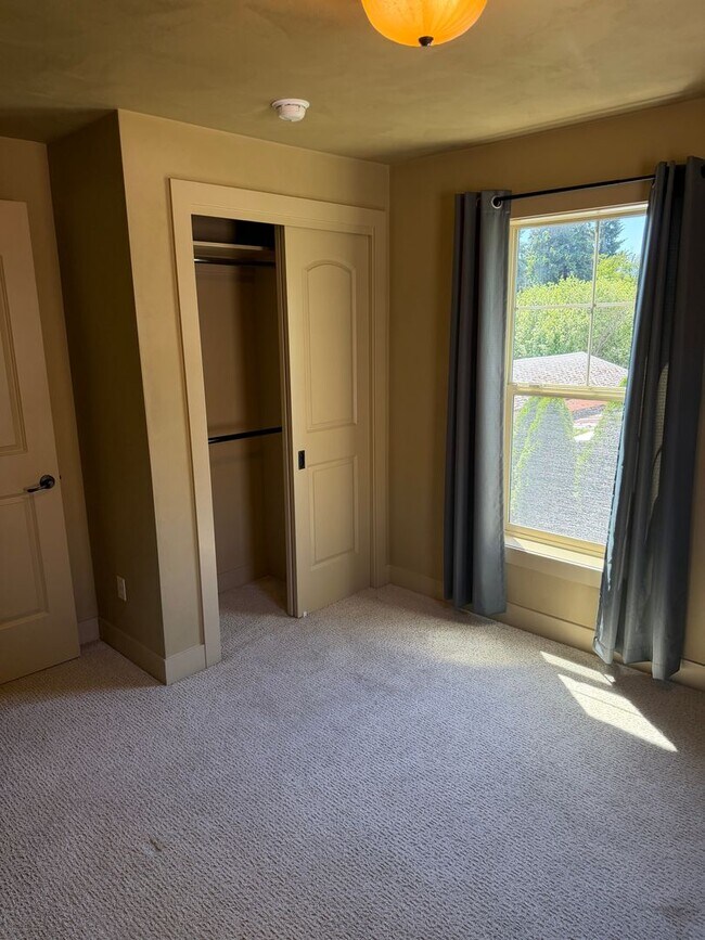 Building Photo - Great Home in a great neighborhood!