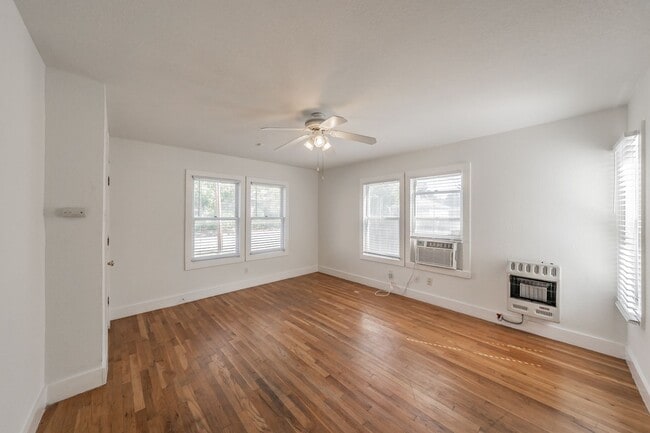 Building Photo - Efficiency apartment in the Historical Fairmount District!