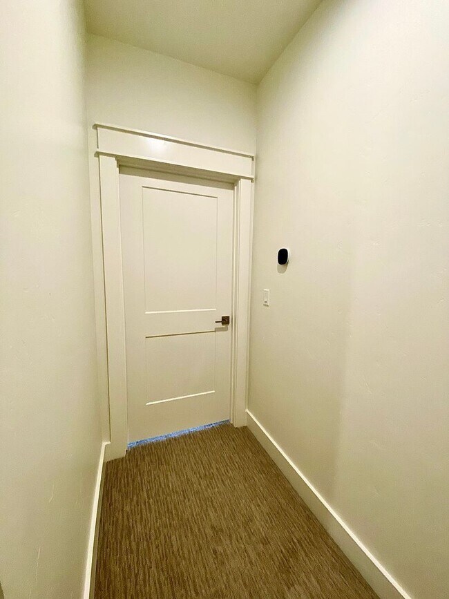 Building Photo - Beautiful Custom 6 Bedroom (2 Primary Bedr...