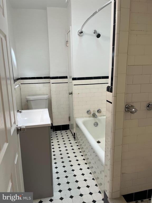 Building Photo - 1323 Gilham St