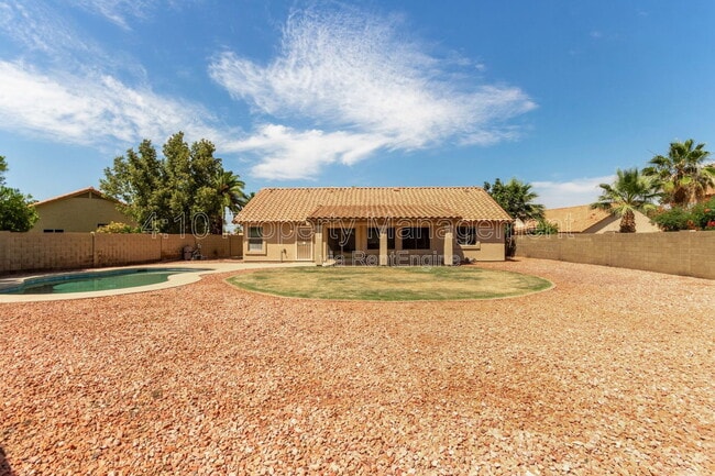 Building Photo - 2381 W Redwood Dr
