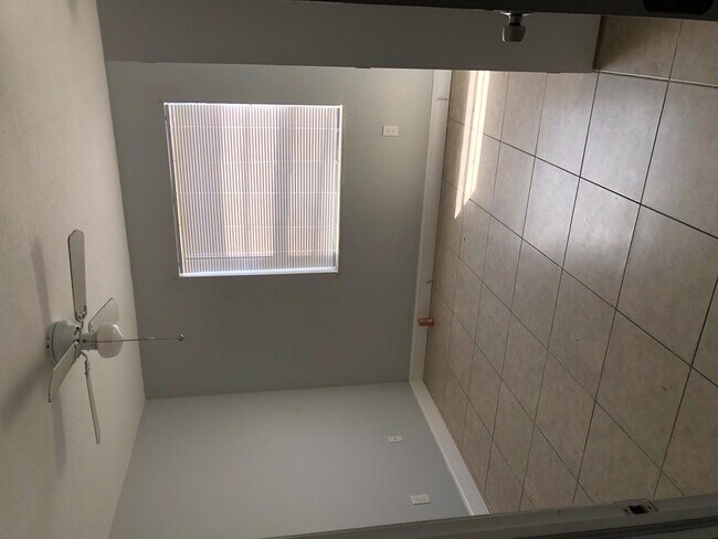 Building Photo - 405 Executive Center Dr
