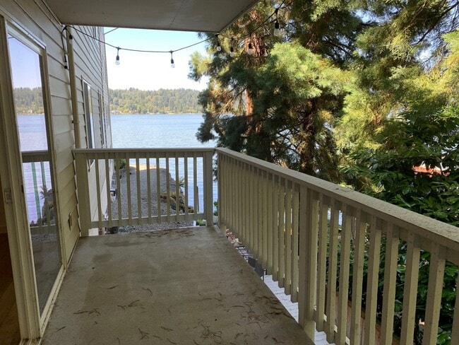 Building Photo - Beautiful Lakefront 2 Bed 1.75 Bath Condo ...