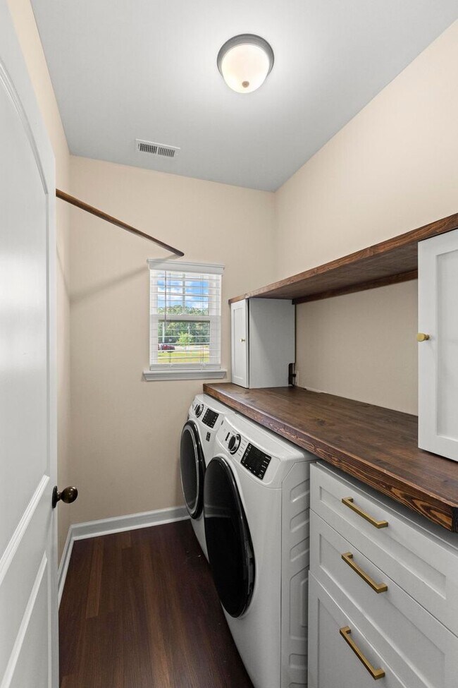 Building Photo - 3 bedroom with bonus room in Holly Ridge is available now!