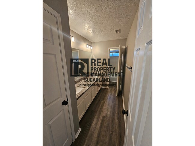 Building Photo - Executive Living in the Heart of Sugar Land