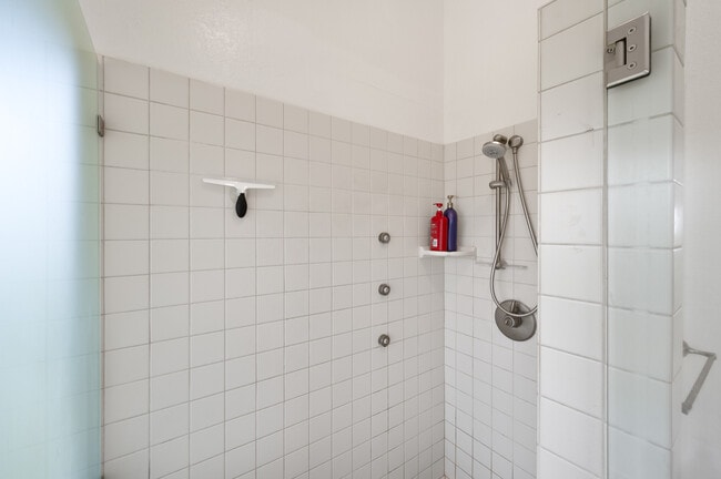 Building Photo - 124 Sequoia Ct