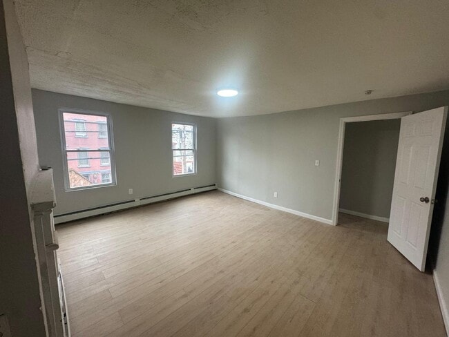 Building Photo - 163 Lander St