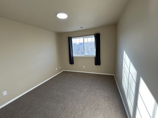 Building Photo - Bright 4-Bedroom Home with A/C, Office & Access to Vibrant Community Amenities Near Riverbend Park