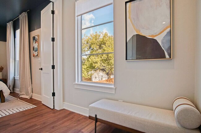 Building Photo - 225 W 1st St