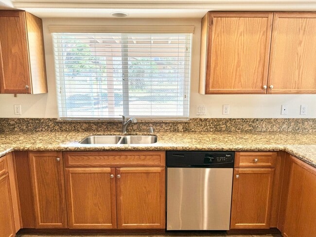 Building Photo - Huge 3 bed 2 bath Home In Storey Park Neig...