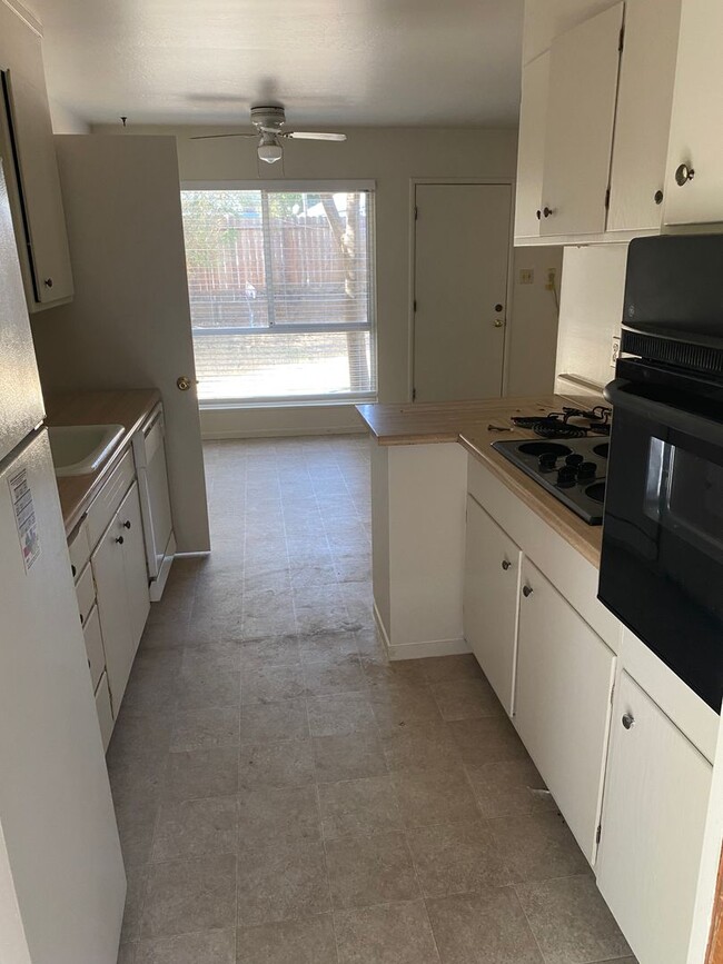 Building Photo - 3 Bedroom 2 Bath Home Close to Downtown and Shopping