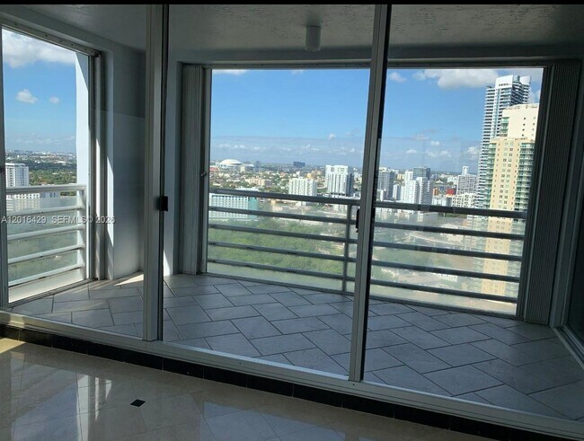Building Photo - 1541 Brickell Ave