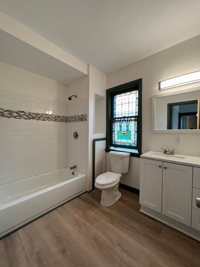 Building Photo - Newly renovated spacious 4 bedroom home in...