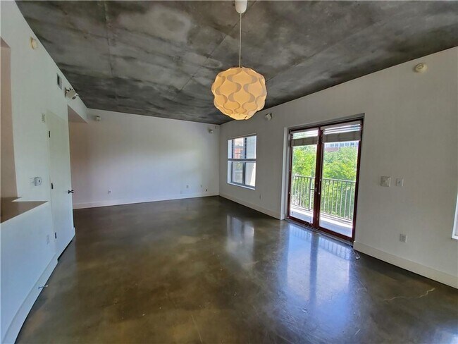 Building Photo - 845 Spring St NW