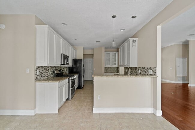 Building Photo - 4301 Hidden Lakes Dr