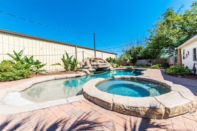 Building Photo - 2835 Beverly Rd