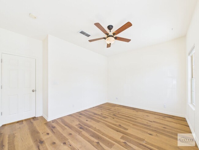 Building Photo - Freshly Upgraded Single Family Home Availa...