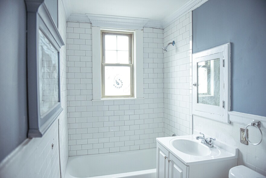 Building Photo - 98 1/2 Main St