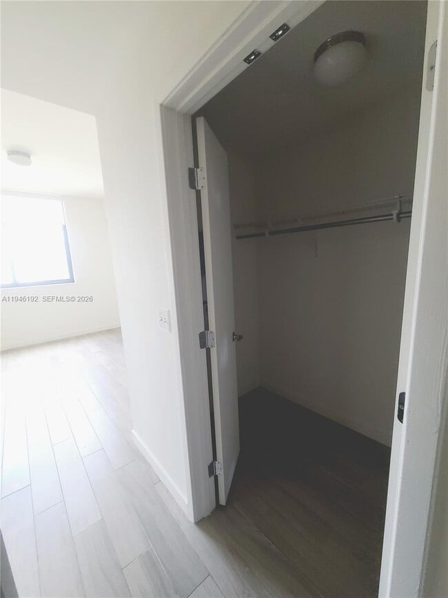 Building Photo - 999 SW 1st Ave