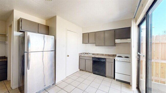 Building Photo - 725 Peppertree Dr