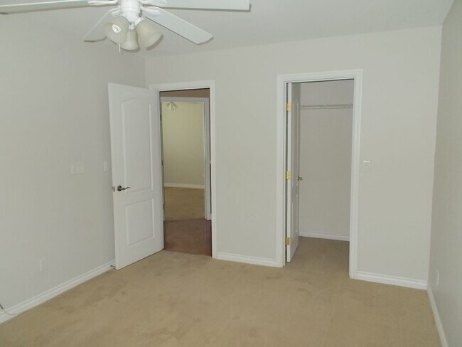 Building Photo - Beautiful 4BR Home with Pool, Loft, and 3-...