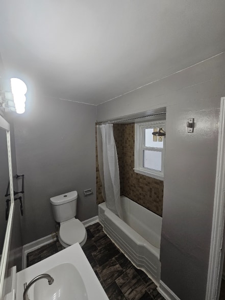 Building Photo - 731 Tulip St SW