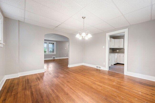 Building Photo - Updated 3 Bed, 1 Bath with Central AC, Laundry in Basement! Available Early June