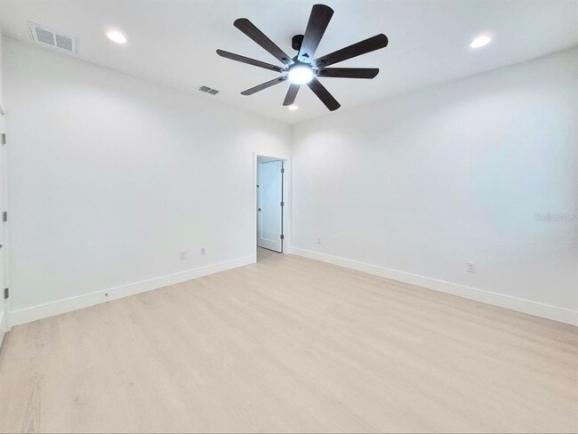 Building Photo - 3304 E North Bay St