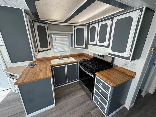 Building Photo - 64 Sylvia St