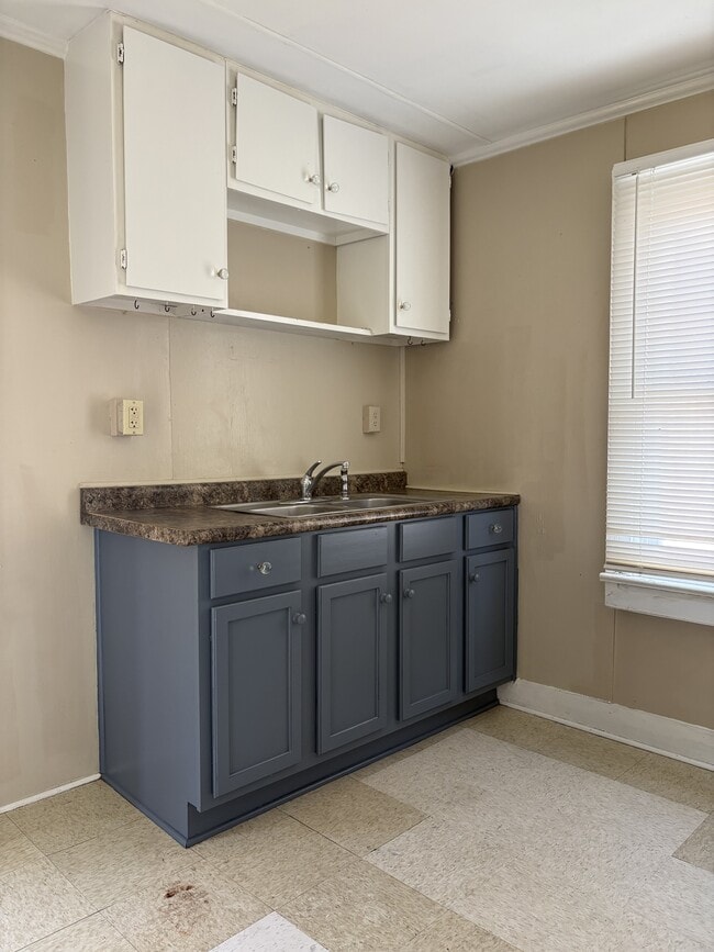 Building Photo - 400 Lamar St