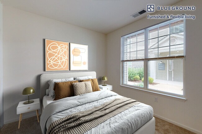 Building Photo - 1700 E 5th St