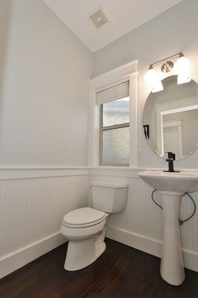 Building Photo - Adorable Craftsman Style Home