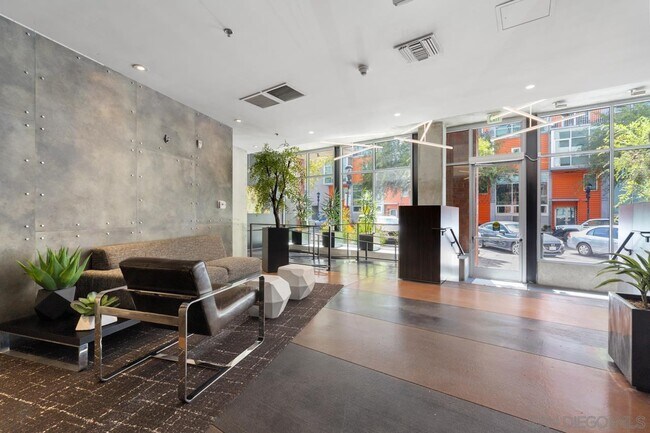 Building Photo - 527 Tenth Ave