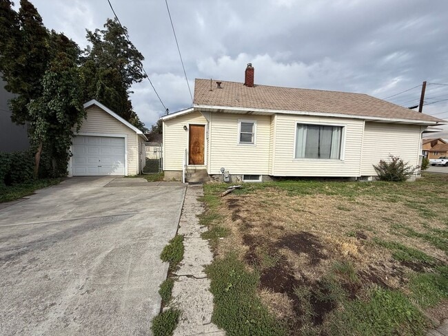 Building Photo - Approved Applicant - 2 Bedroom Newly Remod...