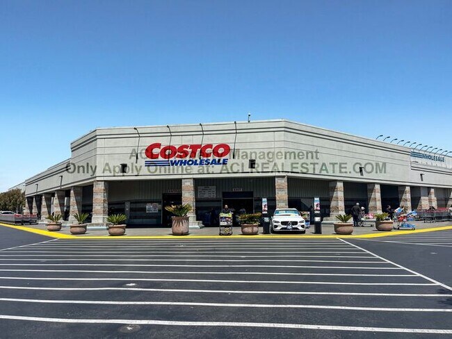 Building Photo - 3 Bed / 2.5 Bath | 1,362 Sq Ft | Prime Downtown San Leandro Location | Walkable + Parking