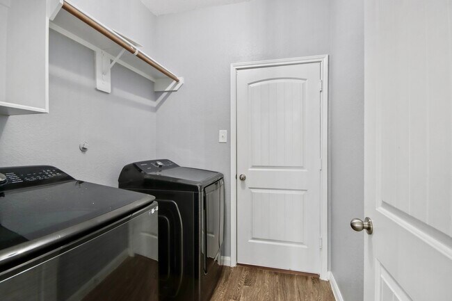 Building Photo - 2335 Spring Hollow Dr