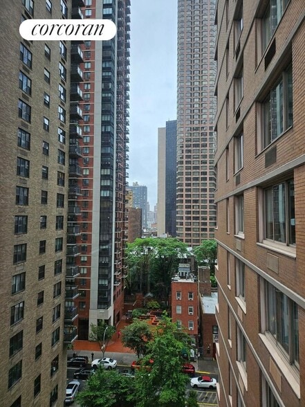 Building Photo - 235 E 40th St