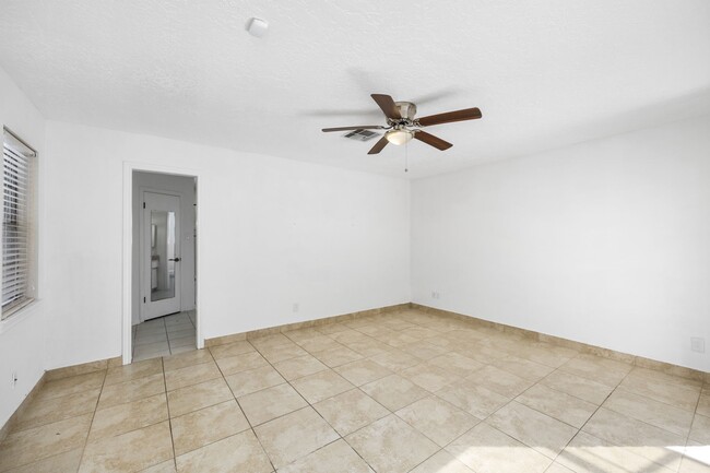 Building Photo - 14014 Briar Pl Dr