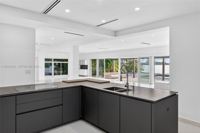 Building Photo - 1101 S Shore Dr